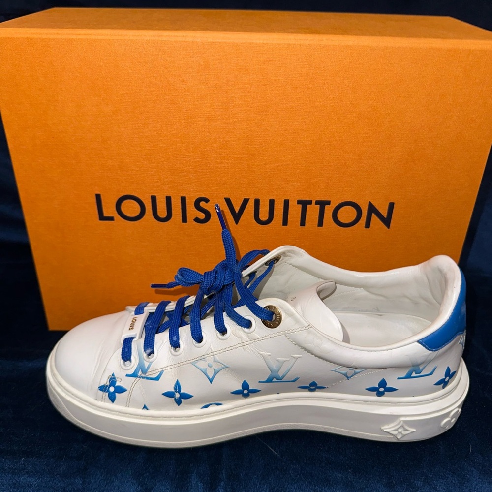 Louis Vuitton Time Out Sneaker in blue. Size 38.